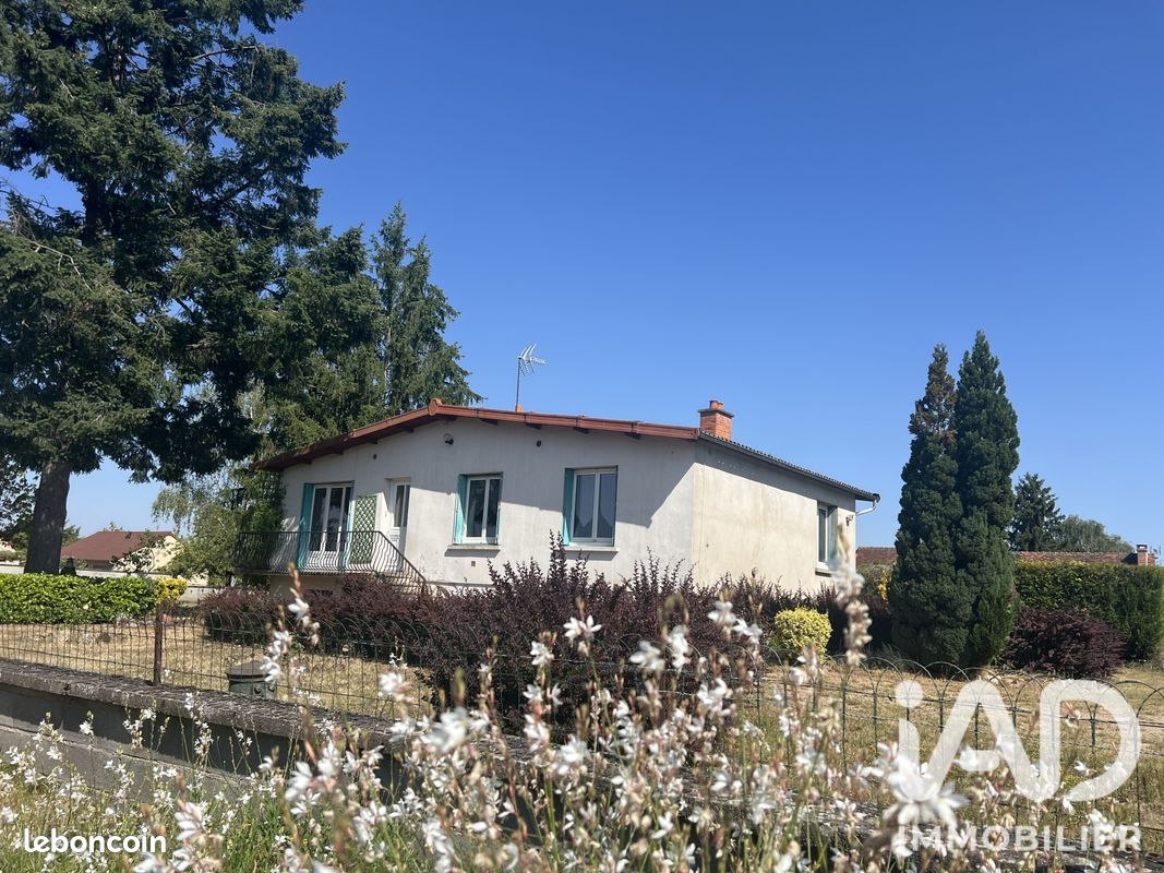 Maison 5 pièces 99 m² · à Montceaux-l'Étoile · 99 m² · 75 000 €