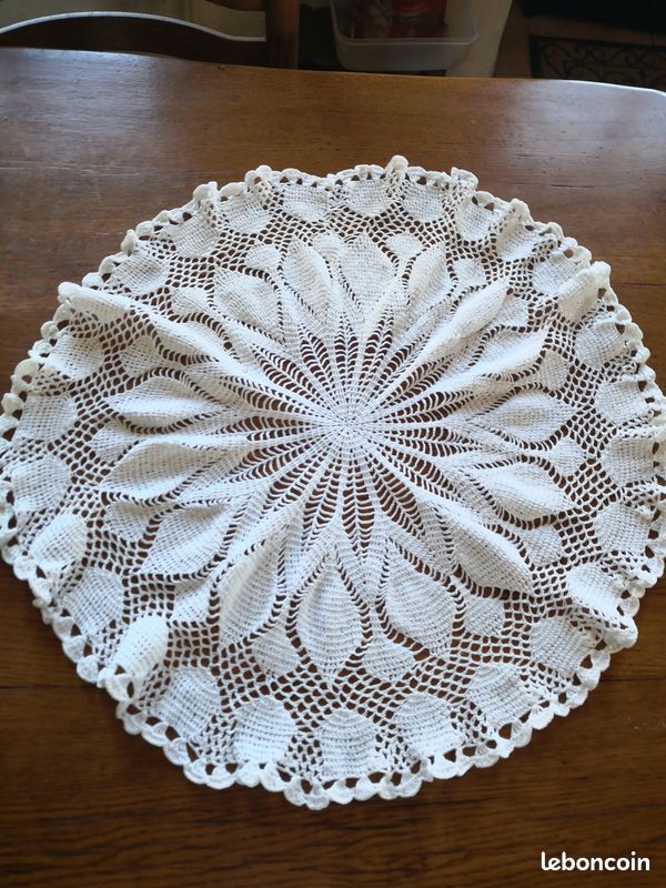 Grand napperon rond blanc en crochet (image 1)