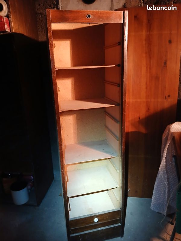 Donne meuble à rideau à restaurer (image 1)