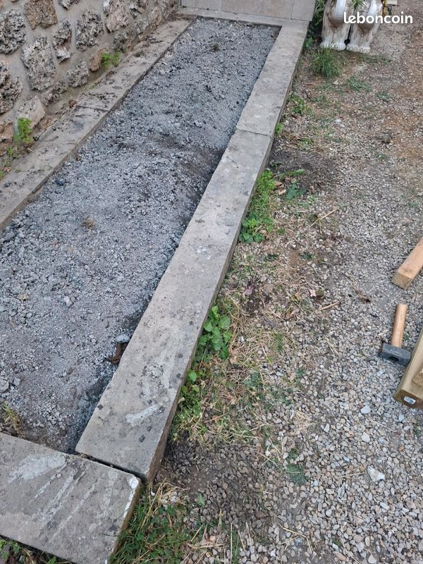 Grosse bordure en béton (image 1)