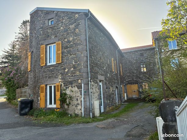 Maison ancienne composée de deux appartements– Orcines