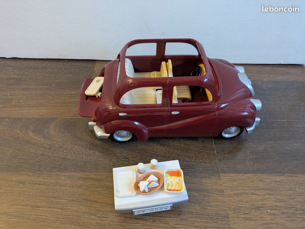Sylvanian Families 5273 Voiture Rouge Avec Kit Pique-Nique Et Siège Auto