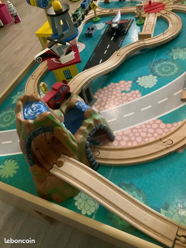 Table avec train en bois (image 9)