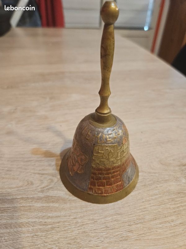 Ancienne clochette de table en bronze (image 2)