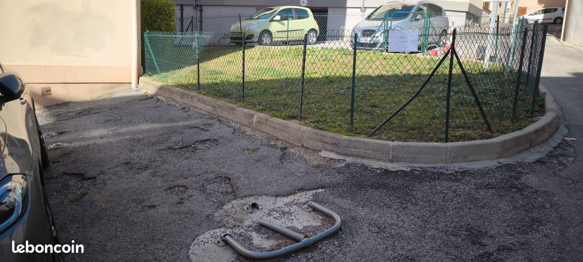 Place de parking · à Manosque · 60 €/mois