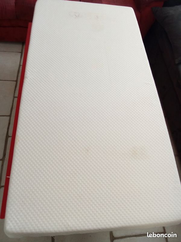 Petit matelas en mousse dimension 1 m 39 par 089 épaisseur 10 (image 1)