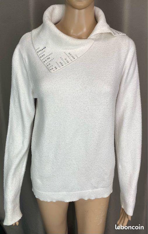 Pull manches longues en maille douce, col côtelé retombant à strass et coupe droite (image 1)