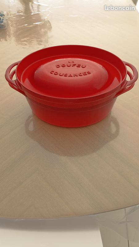 PLAT OVALE EN FONTE ÉMAILLÉE COUSANCES LE CREUSET ROUGE CERISE DESIGN