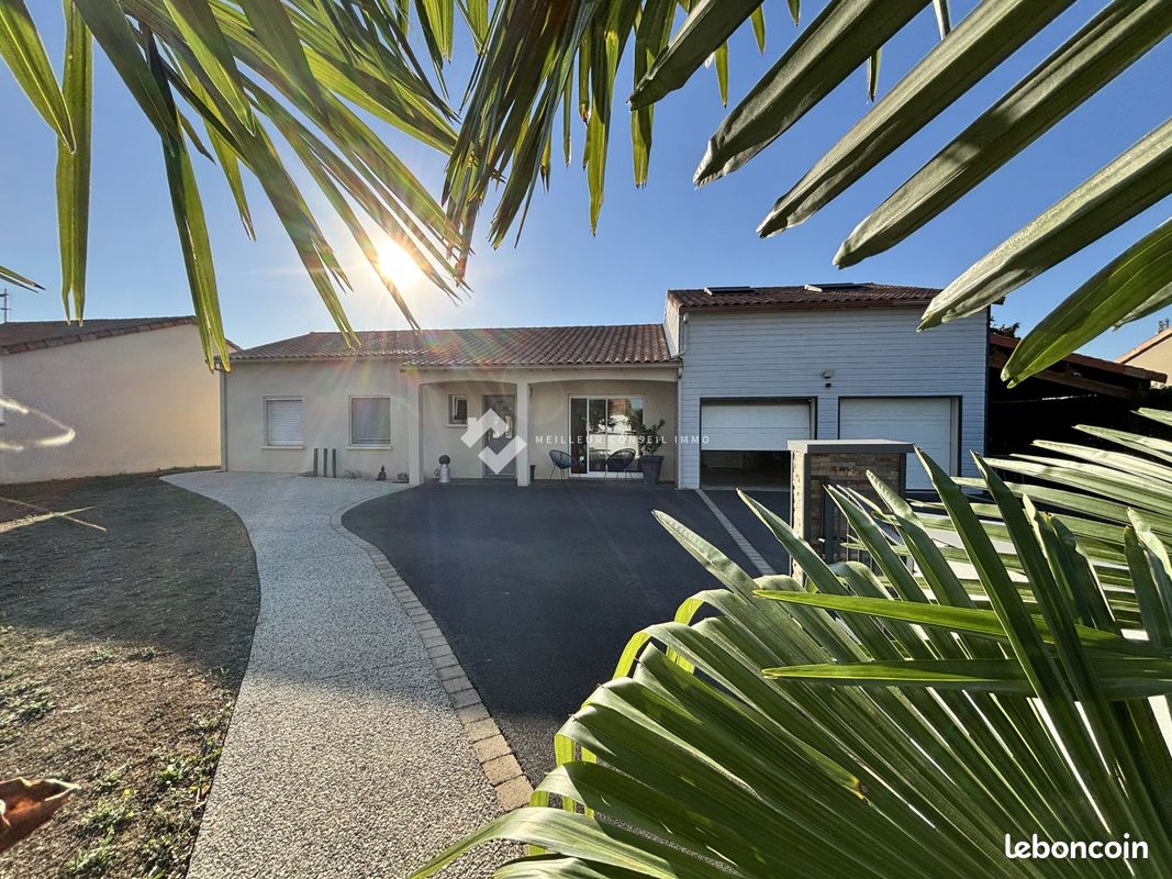 Maison 9 pièces 159 m² · à Neuville-de-Poitou · 159 m² · 345 000 €