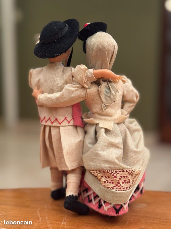 SFBJ, petit couple de poupées folklorique, têtes en biscuit