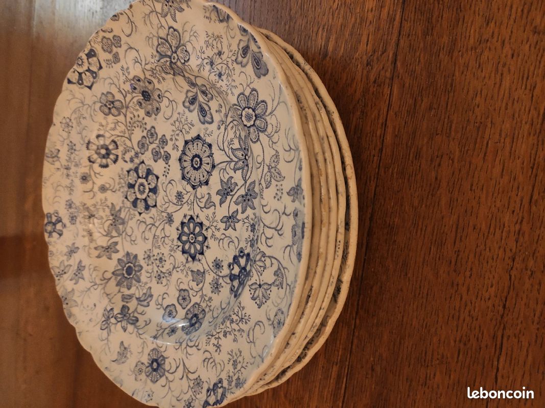 Jolies assiettes blanches et bleues (image 2)