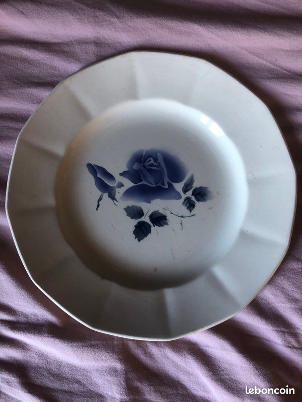 Plat digoin motif floral bleu (image 1)