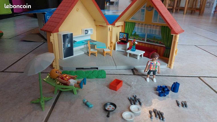 Playmobil 70279 Family Fun Waterfront Ice Cream Shop, for Children Ages 4