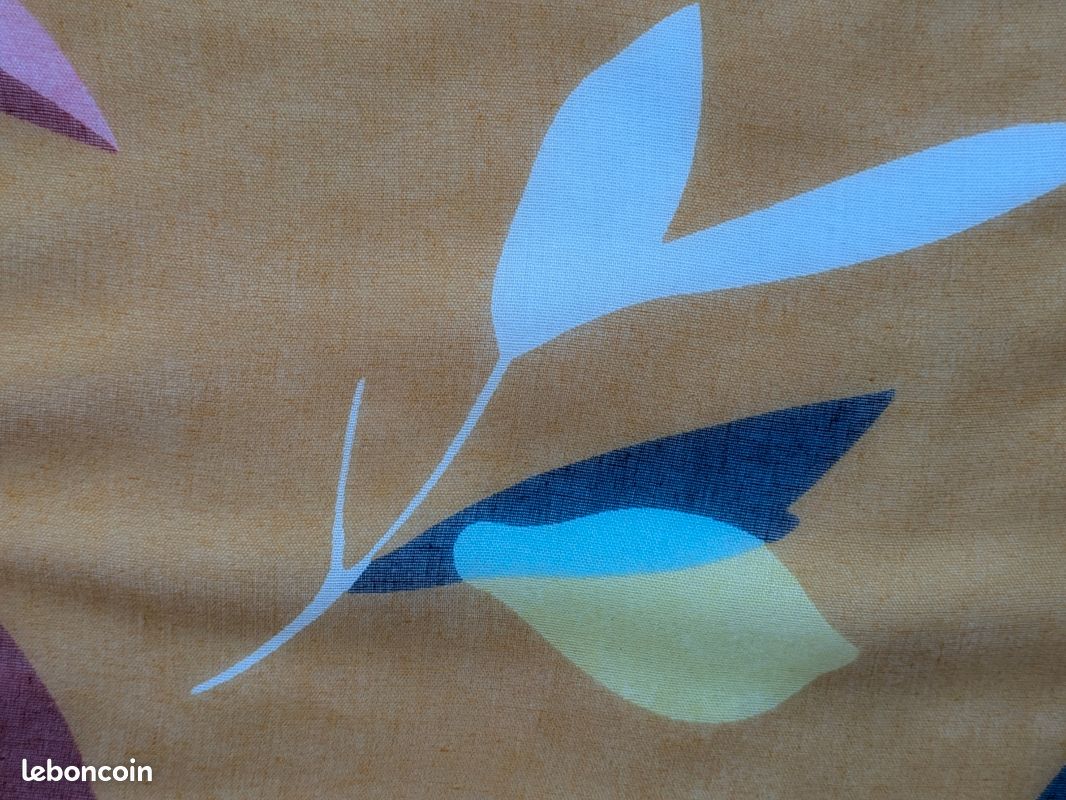 Jolie écharpe légère à bouquets de feuilles colorées sur jaune/ moutarde 176/ 89 TBE (image 12)