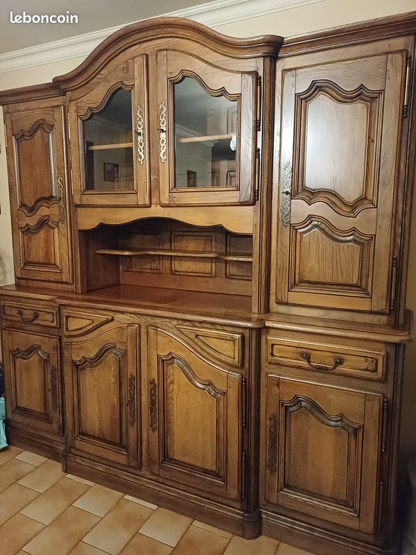 Grand buffet vaisselier en chêne massif avec rangements fermés et vitrines (image 1)