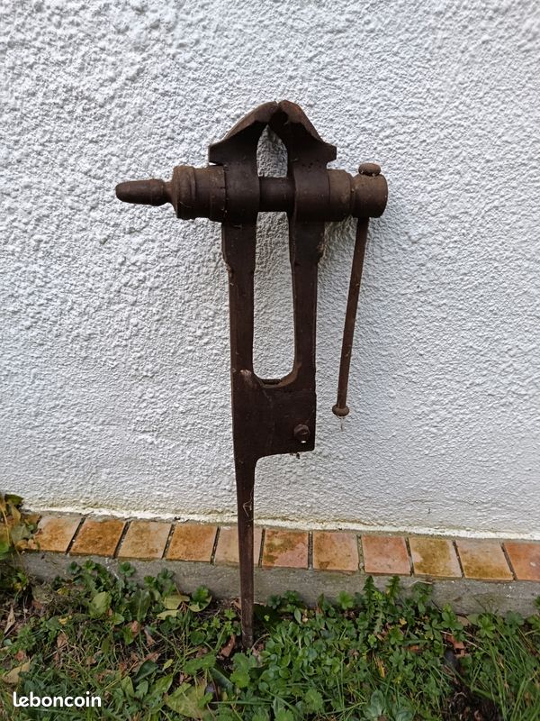 Ancien étau à Crans De Forgeron - Sortie De Grange, Vieux Outil De Forge