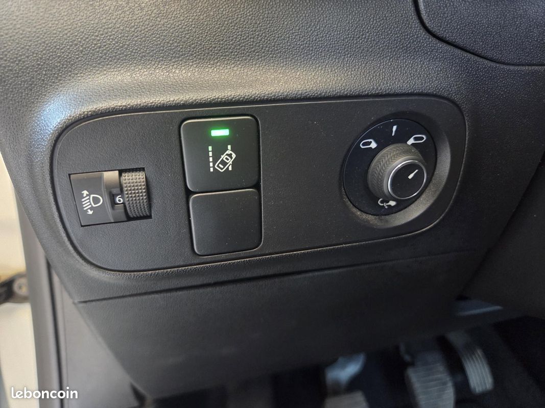 CITROEN C3 1.5 BlueHDi - 100 S&S - BERLINE Feel Business PHASE 2 (image 18)