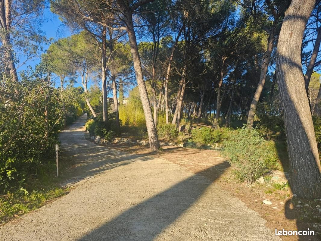 Terrain 1 814 m² Ventabren · 440 000 €