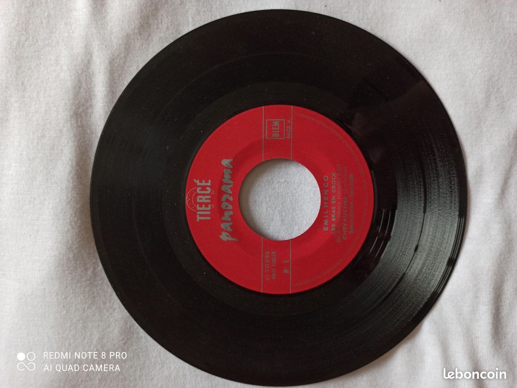 Vinyle emilhenco les bras en croix (image 2)