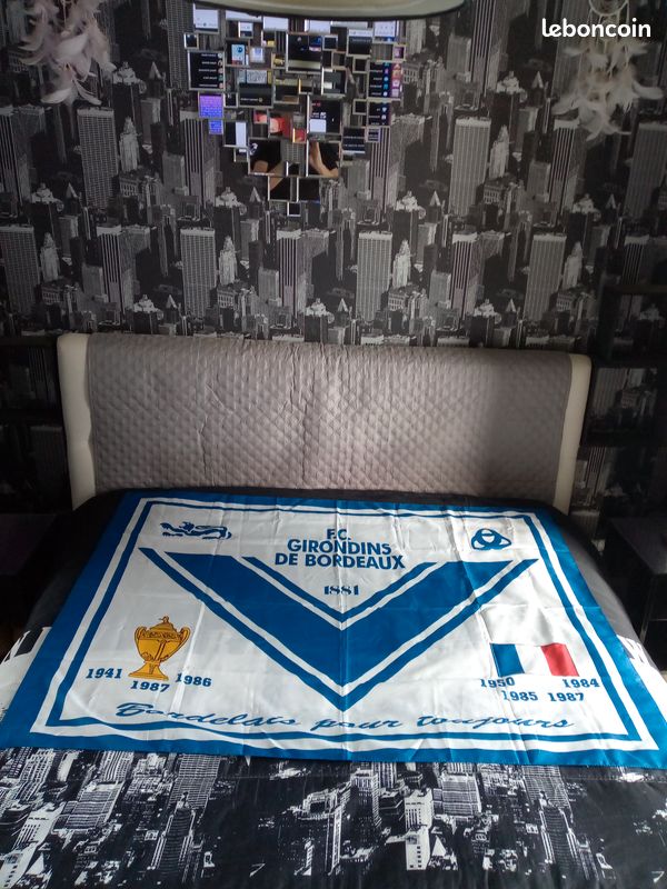 Av drapeau girondins de Bordeaux ... (image 1)