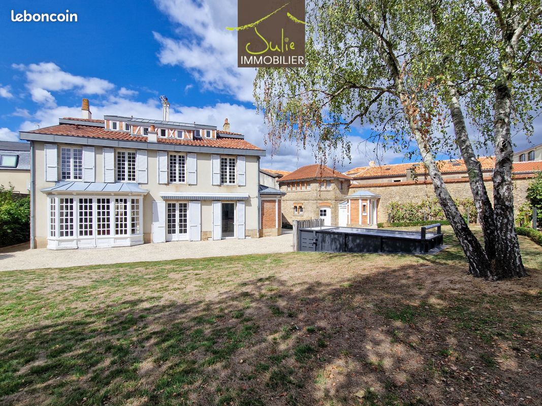 Maison 11 pièces 304 m² · à Bressuire · 304 m² · 577 500 €