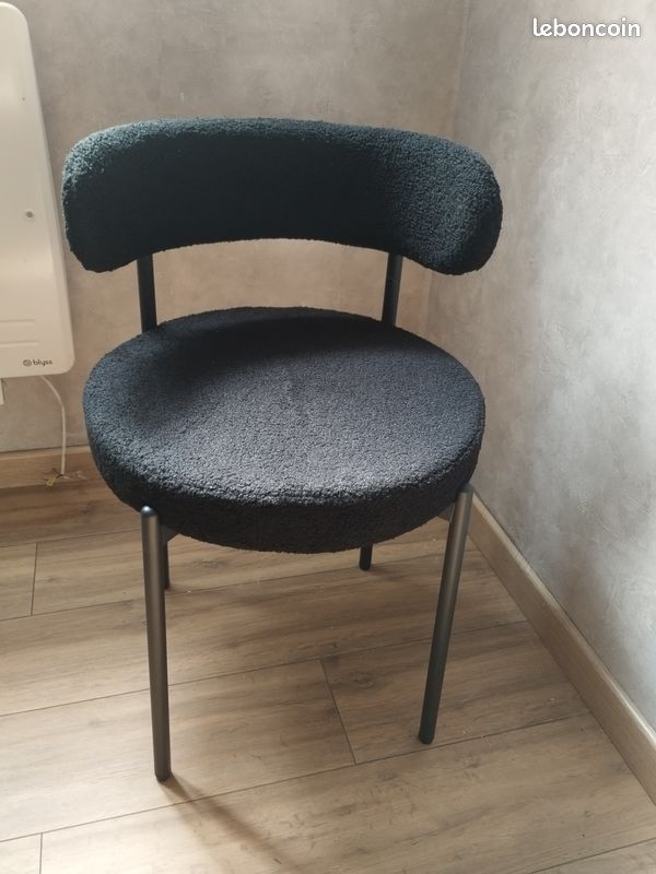 4 chaises noires (image 1)