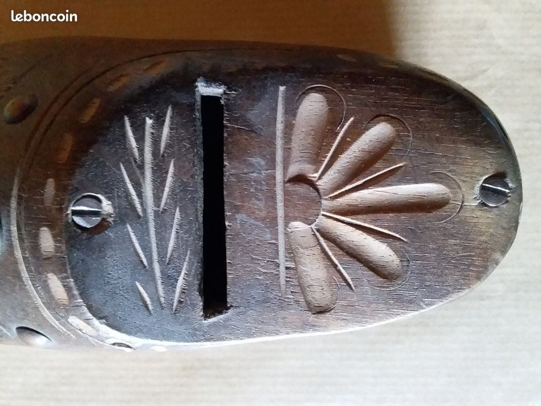 Ancienne Tirelire Bretonne En Bois, Coffret À Abattant (DF15 Brennilis