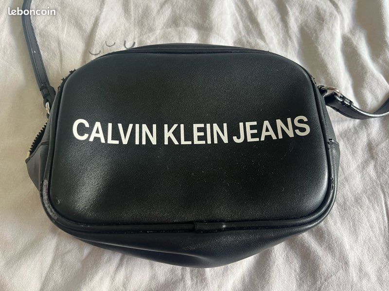 🖤 Sac bandoulière Calvin Klein, sobre et intemporel (image 1)