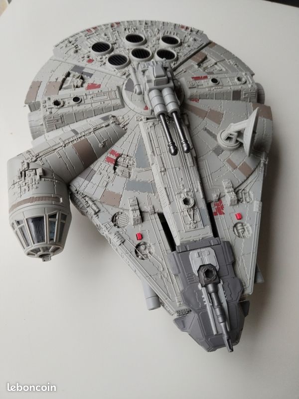 HASBRO Star Wars - Coffret Deluxe Vaisseau Faucon Millenium + figurine Han Solo pas cher