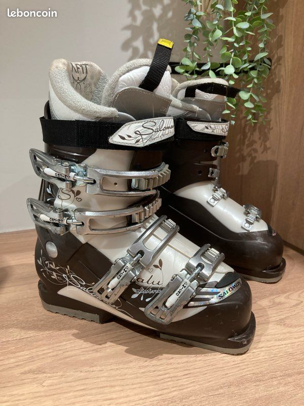 salomon divine 550 ski boots - chaussures de d'occasion Femme Set your sights on an aggressive slope and let the Salomon Divine RS CF ski boots help you master the skills to ski it like a proSalomon Divine RS CF Ski Boot Womens Specs Second Skin Last envelops the foot with a performance anatomic fit so every bit of control pressure is transferred to the ski Spaceframe Shell Profile with multilayer construction and precise wall thicknesses optimizes feeling performance and energy transmission Thinwall construction of the Second Skin Shell creates a light sensitive boot providing superior fit and feel Energyzer shell reinforcement provides a progressive and responsive flex Bimaterial polyurethane shell accommodates easy entry excellent foot envelopment and progressive flex Soft 2D Sensifit material over the forefoot and up the front of the shell enhances comfort and ease of entry My Customfit Sport liner featuring a layer of conformable foam customizes the fit along the front of the ankle Biovent liner technology employing layers of mesh foam and insulation effectively transfers moisture away from feet Liner captures 30 to 50 more water than a standard liner thereby keeping feet dry and warm Womenspecific liner features faux fur fleece lining and an upper cuff shaped to accommodate womens calf muscles Loop on tongue aids pulling the boot on and taking it off A simple turn of a screw frees up 1cm of extra room around the cuff Microadjustable aluminum buckles let a woman tailor boot snugness for comfort and performance Toolfree catches are quickly adjusted to fit various ankle widths Chaussures de ski femme SALOMON