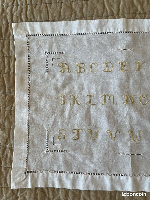 Set de table brodé abécédaire et serviette (image 1)