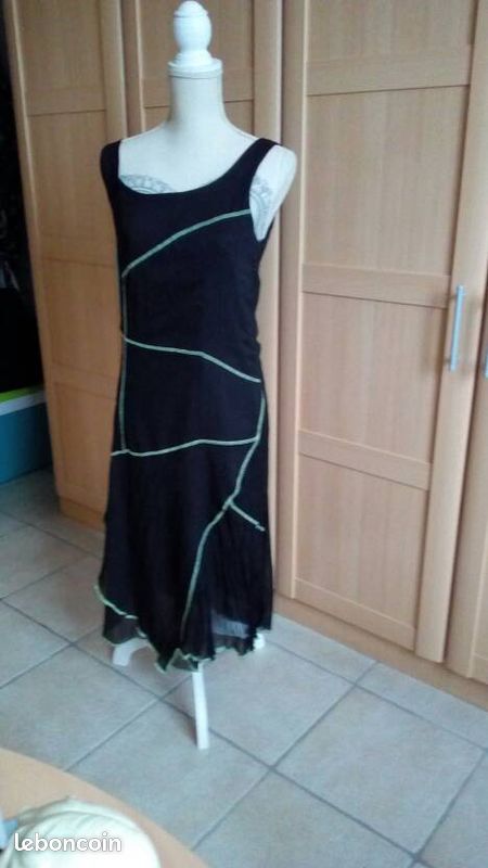 Robe longue noire à coutures vertes (image 1)