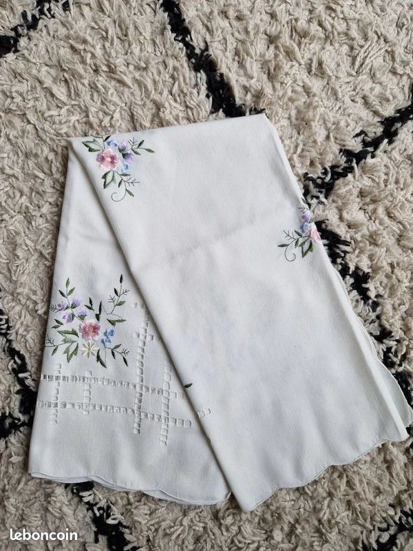 LINGE ANCIEN - Nappe brodée main avec imposante broderie Anglaise sur