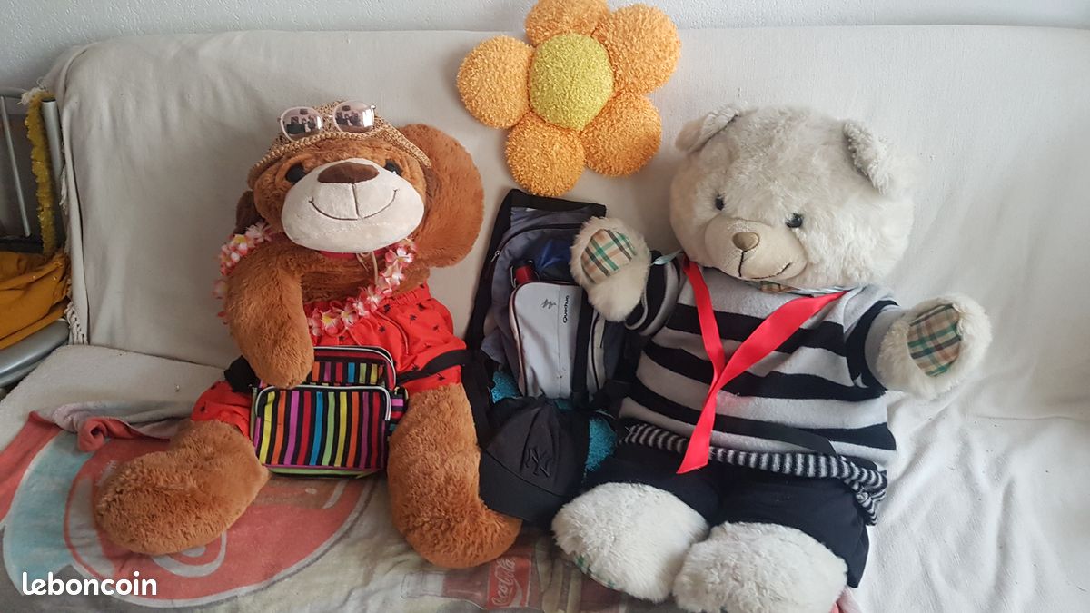 LOT (ou unité) de 2 MAXI Peluches Accessoirisées (image 1)