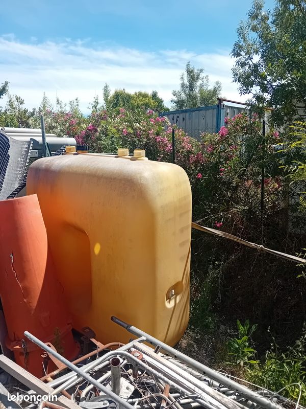 Grand réservoir en plastique – bon état (image 2)