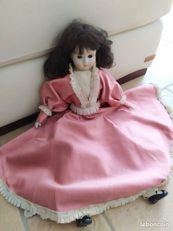 Poupée en porcelaine (image 1)