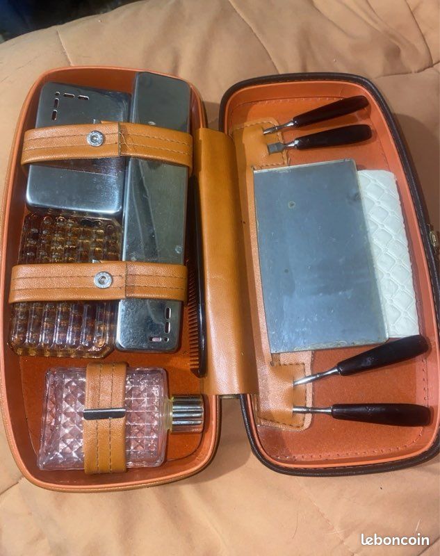 Nécessaire de toilette ancien accessoire vintage trousse flacons brosse