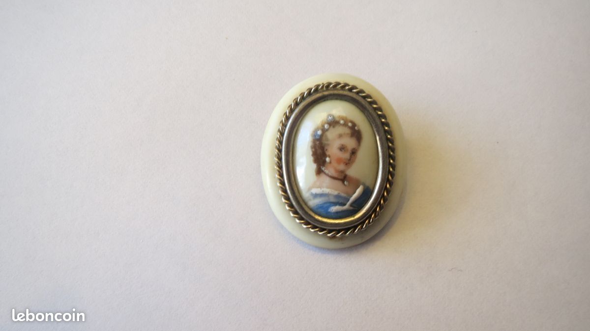 Limoges (FRA) - BROCHE ( Medaillon ) BROOCH : Porcelaine LIMOGES France ( voir Photo svp / A