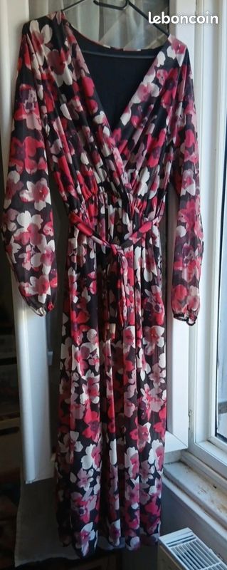 Robe Noire Et Rouge Taille 42 - Polyester, Neuve Sans étiquettes, Parfaite Pour Soirée