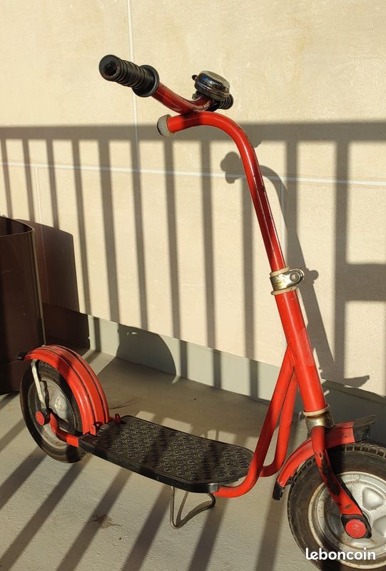 Trotinette Industrielle Vintage En Tôle – Patinette D'école Ancienne