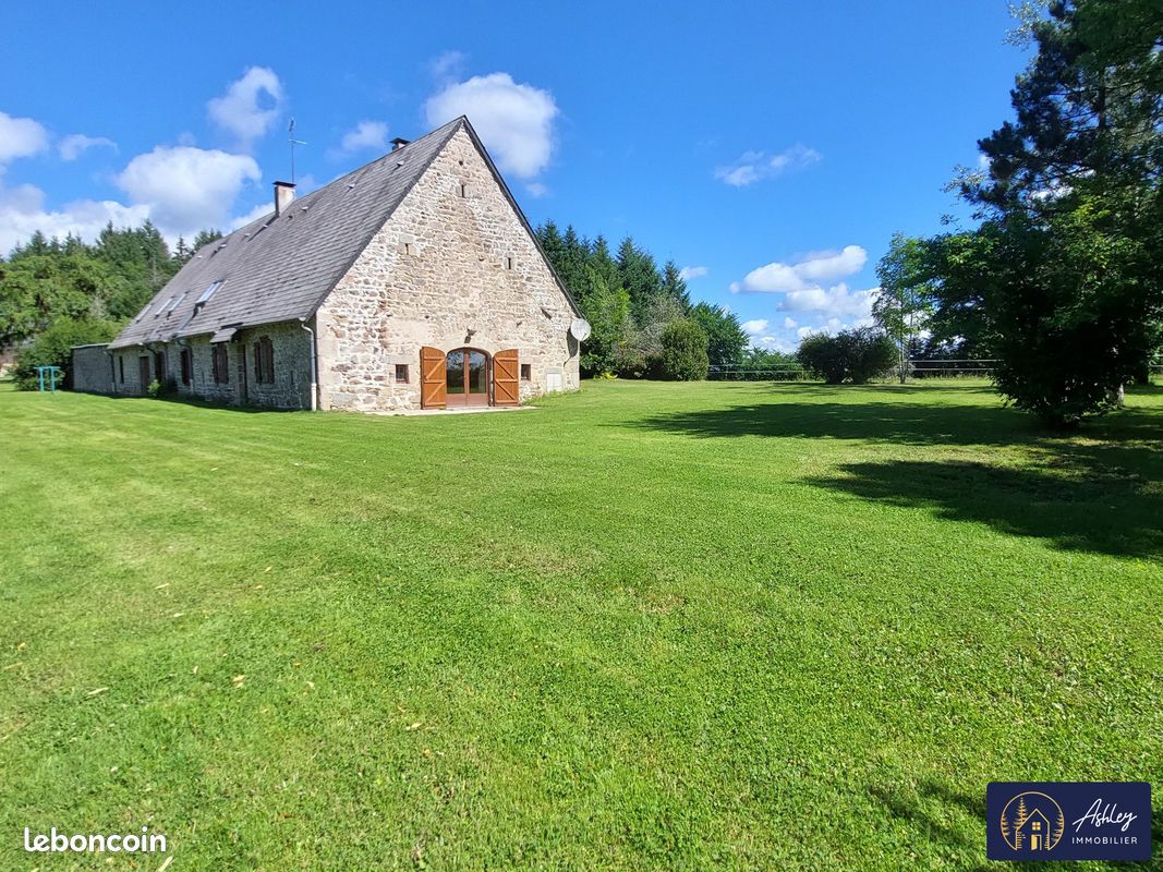Appartement 5 pièces 133 m² · à Neuvic · 133 m² · 775 €