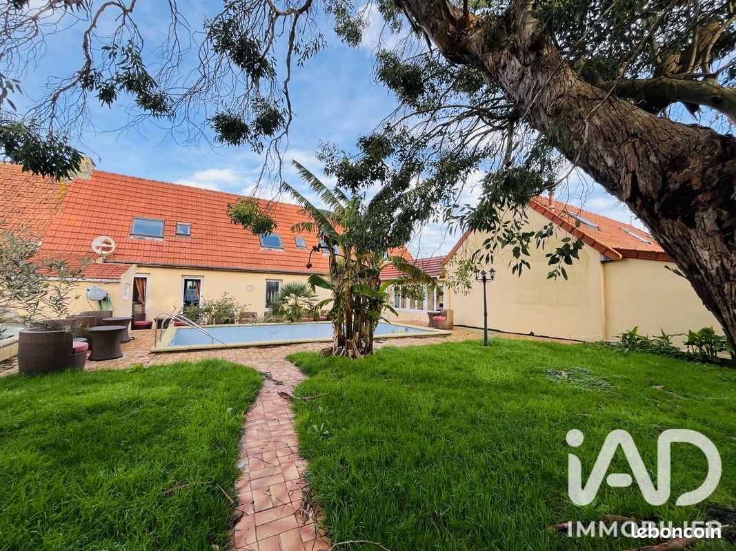 Maison 13 pièces 325 m² · à Sainte-Mère-Église · 325 m² · 385 000 €