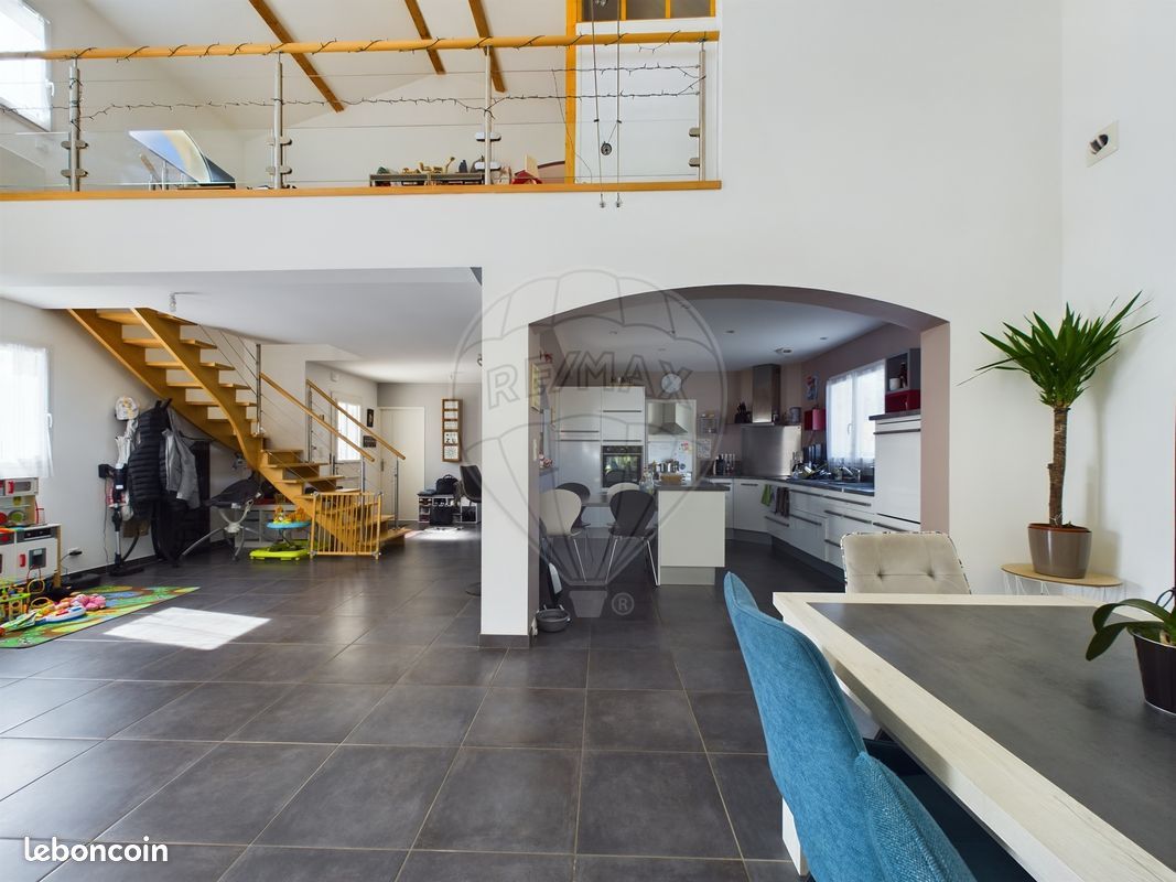 Maison 11 pièces 207 m² - Le Gua 17600 (image principale 5)