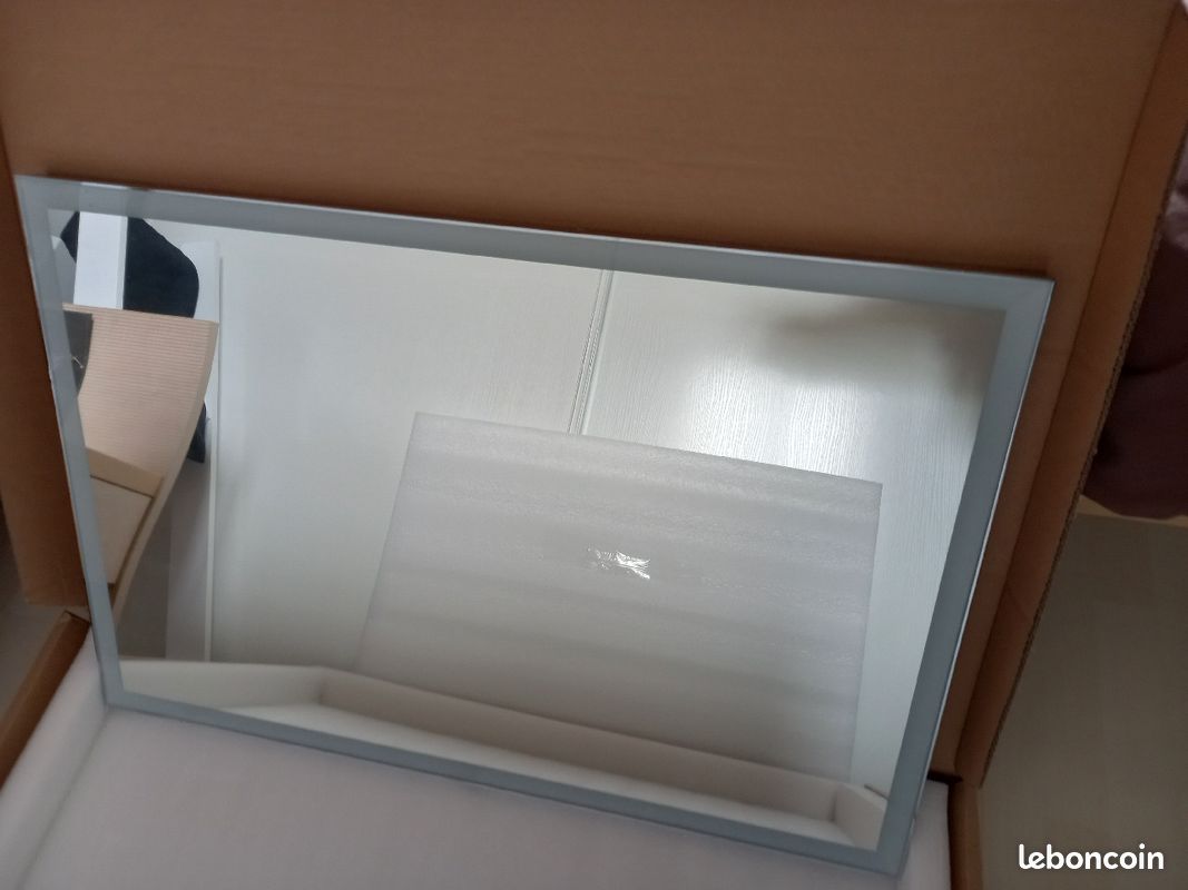 Miroir avec luminaire intégré (image 1)