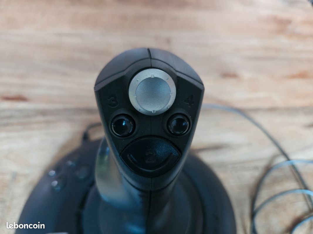 Lot 2 joysticks simulateur de vol : Thrustmaster HOTAS Cougar + Microsoft SideWinder Force Feedback 2 (image 4)