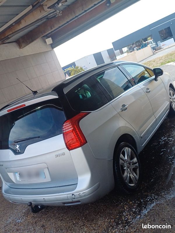 Peugeot 5008 (image 1)