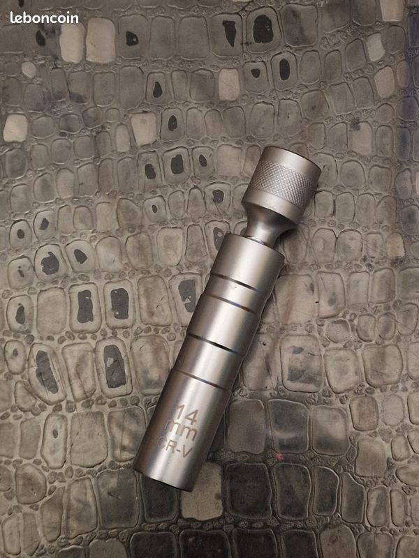 Clé à bougie douille de 14 parois etroite aimanté de 12 pans (image 1)