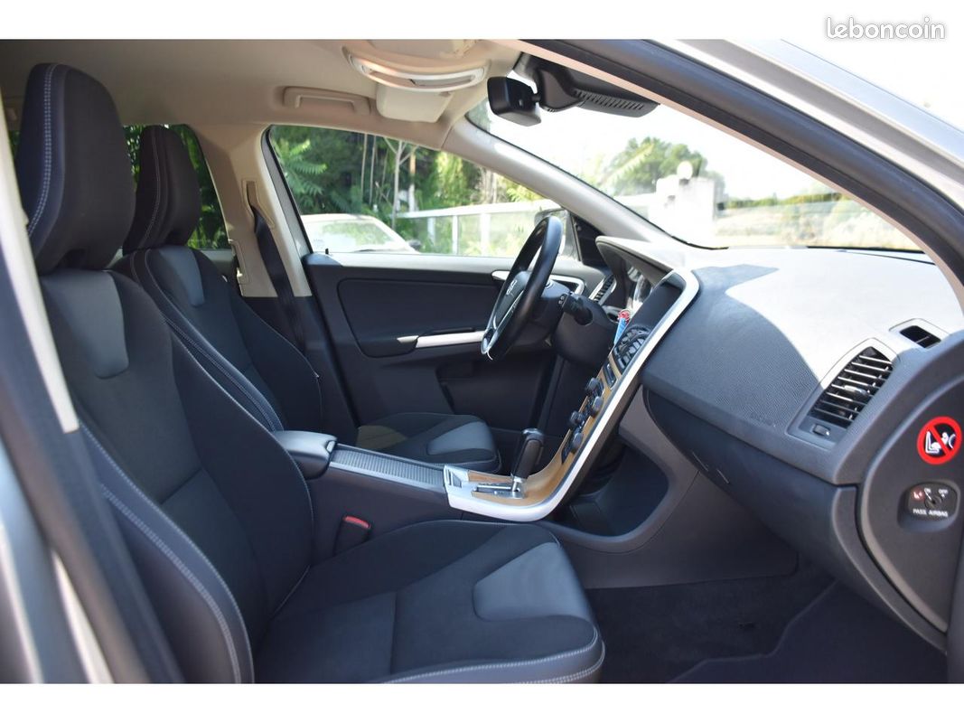 VOLVO XC60 D5 FAP AWD - 205 - BVA Geartronic Momentum (image 3)