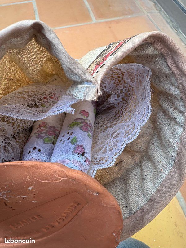 Grand Santon de Provence femme au Crochet Terre Cuite (image 4)