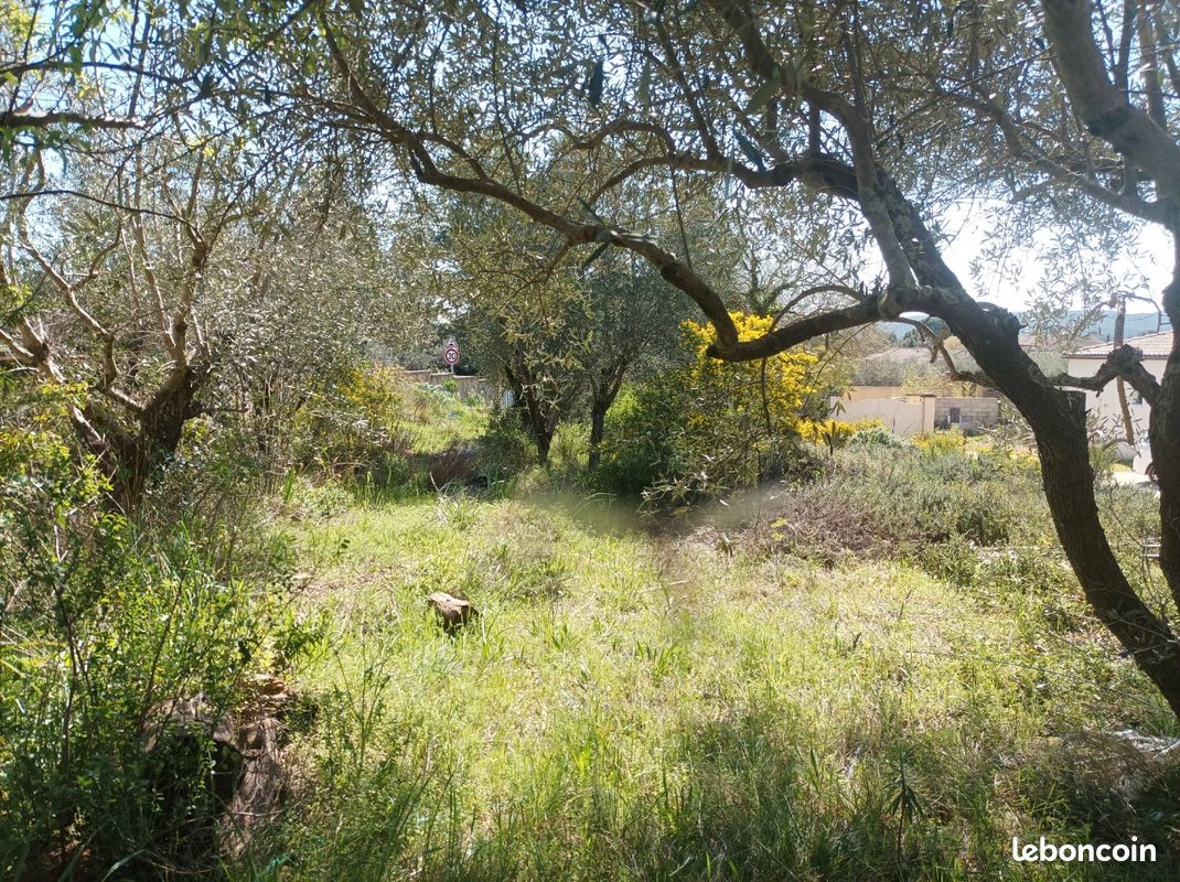 A vendre terrain constructible · à Castillon-du-Gard · 210 000 €